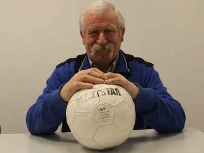 Siegfried Ellmann mit Fußball